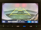バックでの車庫入れも安心です! リアカメラが付いているバックモニター付のナビを装備しております。操作線もついており距離感も画面から確認できます。