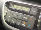 【オートエアコン】一度お好みの温度に設定すれば、車内の温度を検知し風量や温度を自動で調整。暑い&hellip;寒い&hellip;と何度もスイッチ操作をする必要はありません。快適な車内空間には必須の機能ですね♪