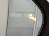 ブラインドスポットモニター装備。隣車線を走る車両を検知。ドアミラーでは確認しにくい後、側方エリアに存在する車両や急接近してくる車両も検知しドアミラーに搭載されたLEDインジケーターが点灯します。