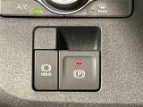 指先だけで簡単に操作が可能な電動パーキングブレーキを採用。「HOLD」スイッチを押すと、渋滞や信号待ちなどでブレーキペダルから足を離しても、ブレーキを保持するので安心です