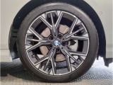【BMWアロイホイル】軽量かつ強度に拘ったアロイホイル。走行性能ポテンシャルを引き出す設計。車の足元を引き締めてくれる大きなポイントはアロイホイルです。