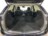リアシートを倒すととゴルフやアウトドアなど、大きな荷物も楽々収納できますよ!