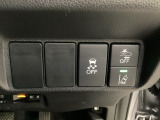 Hondaセンシング用の、VSA(ABS+TCS+横滑り抑制)解除と路外逸脱抑制機能のオンオフスイッチなどはハンドルの右側に装備しています。