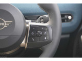 ステアリングスイッチは指先で操作しやすい配置となっており、スマートな運転を支えます。中央のMINIロゴと周囲のゴールドパーツが、手に触れるたびに所有する喜びを感じさせてくれます。