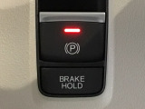指先の操作でパーキングブレーキの「作動と解除」が行うことができる装備。ブレーキペダルから足を離しても停止し続けてくれるオートブレーキホールド機能。信号待ちなどの際には便利。ECO運転で低燃費走行♪
