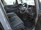 運転席も広いので毎日の運転も快適です(*&acute;з`)
