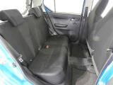 コンパクトながらリアシートもスペースをしっかり確保しています。