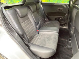 後部座席も気になるようなキズ・汚れやへたり等、大きなダメージはなく、良好な状態です。