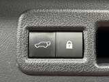 【パワーバックドア】スマートキーや運転席のボタンを押すだけでリアゲートが自動で開閉します!荷物を持っている時や、高い位置にあるバックドアを閉める際に便利な機能です♪