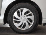 ホイールキャップを装着したスチールホイールです♪ホイールが鉄製なので耐久性があり、お手入れも簡単です。