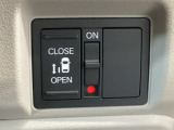 【片側パワースライドドア】片側がパワースライドドアになっており、運転席のスイッチやスマートキーでも開閉が可能です!開口部も広いので乗り降りも楽々♪