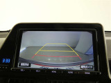 バックガイドモニター付き。車両後方の映像をナビ画面に表示し、駐車などの後退操作をサポートします。
