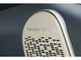 音響システムにはharman/kardonを採用。細やかな音の粒立ちまで再現し、電気自動車の静かな車内を、上質なオーディオルームへと変えてくれます。ドライブ中の音楽をより豊かに楽しめる装備です。
