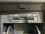 【ETC】有料道路を利用する際に料金所で停止することなく通過できる、ETC車載器(ノンストップ自動料金収受システム機器)が装備されています。セットアップを行うことで利用可能になります。