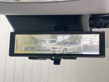 【インテリジェント ルームミラー】車両後方のカメラ映像をミラー面に映し出すので、車内の状況や、天候などに影響されずいつでもクリアな後方視界が得られます!