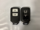 スマートキーを装備しています。鍵を差し込むことなくドアロックの開け閉めと、スタートボタン操作でのエンジンスタートができます。スペアキーも同じものを用意しております。