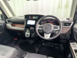 運転席まわりです。 各操作スイッチは使いやすい位置に配置されてます。
