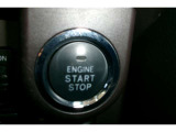 プッシュスタート付き。スマートキーを携帯していればキーを取り出さずにドアを施錠&解錠。クルマの始動も可能です。
