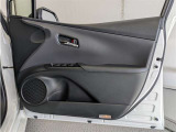 運転席ドア内張はご覧の通り。ドアポケットの収納もバッチリです