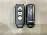 スマートキー付きですからドアロックの開閉およびエンジンスタートが楽々です。電動スライドドアの開け閉めもボタンで操作できます。スペアキーも同じものを用意しております。