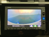 ギヤをR(バック)に入れるとナビの画面に後ろの映像が映るリアカメラ付です。後退時、コンディションが悪い視界でもカラーバックモニターがドライバーをサポートします。