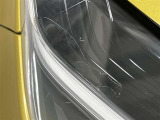 右側のヘッドライトレンズ表面に剥がれがあります。