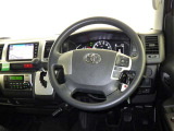 運転席まわりです。 各操作スイッチは使いやすい位置に配置されてます。