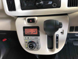 握りやすい位置のシフトレバー。