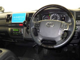 運転席まわりです。 各操作スイッチは使いやすい位置に配置されてます。