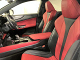 内装色はFSPORT専用フレアレッド。スポーティーな内装がより一層ドライブを楽しくさせます。