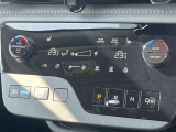 タッチパネルで操作がしやすく、左右別々で温度設定が出来るオートエアコンになります。シートヒータースイッチもこちらに配置されています