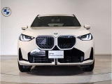 【BMWの伝統】BMWの特徴的な&ldquo;キドニーグリル&rdquo;は、80年以上続く伝統の形でございます。変わらないこだわりのデザインが、プレミアムブランド&ldquo;BMW&rdquo;を創り出します。
