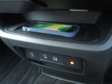 Qi規格対応スマートフォンのワイヤレス充電器装備です。お手軽に充電ができます