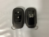 スマートキーを装備しています。鍵を差し込むことなくドアロックの開け閉めと、スタートボタン操作でのエンジンスタートができます。スペアキーも同じものを用意しております。