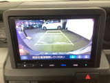 後方確認はお任せ! リアカメラ装備でバック駐車をサポートします。