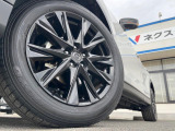【グレード専用純正19インチアルミホイール】デザイン性の高い純正アルミホイールを装着しております。各種社外アルミホイールや、スタッドレスタイヤも取扱いしております。是非ご相談ください♪