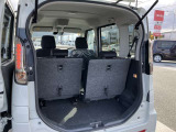 リヤシートはスライドしますので荷室や足元の広さ調整ができます。