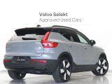 北欧の革新性が生み出したコンパクト・シティSUV。ボルボXC40に、新たにラインナップされたピュアEVモデルです。ボルボのピュアE Vを象徴するフレームレスグリルプレートをはじめエクステリアを刷新。