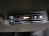 有料道路をキャッシュレスで通行できるETC車載器付きです。運転席足元に設置されています。ETCセットアップ費用は含まれておりません。別途必要となります。