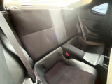 後部座席も気になるようなキズ・汚れやへたり等、大きなダメージはなく、良好な状態です。
