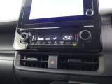 <オートエアコン>オートエアコン付きなので一度、温度を設定すれば自動的に過ごし易い温度に調整してくれますよ。車内をいつでも快適空間にしてくれます。