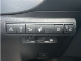 運転席まわりの操作も簡単。ブレーキを踏みながらパワースイッチを押すことでミラーを格納することが出来ます。