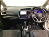 車内は光触媒抗菌消臭施工済です。インパネ周りはスタイリッシュなデザインです。グローブボックスやカップホルダーのほかにトレーなどたくさんの収納スペースが付いています。