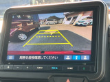 バックモニター装備。画面にて後方の確認が行えるので、バック駐車や車庫入れの際には重宝します。車の運転に慣れない方でも安心のガイドライン表示機能付。