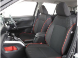 ゆったり座れて、長時間の運転も疲れにくいフロントシート!ホールド性も良く運転に集中できるシートです!!