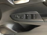 電動格納式リモコンドアミラーと、パワーウィンドウスイッチ等は運転席ドアにあります。