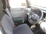 フロントベンチシートだから運転席助手席足元もゆったり広々快適です。助手席への移動も楽々です。