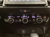 オートエアコンがついてますので、お好みの温度をセットするだけで風の強さや風量を自動で調整します。スイッチやダイヤル類も簡単操作で快適に過ごせます。