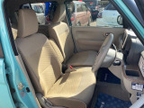 【フロントシート】インパネにシフトが付いているので足元広々!運転席から助手席の移動も楽々♪どちらからでも乗り降り出来るので、狭い場所の乗り降りも楽ちんですよ♪