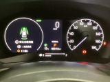 ハイブリット車専用のメーターです。右側の大型スピードメーターに加え、ステアリングスイッチを使って左のマルチインフォメーション・ディスプレイで燃費や動力伝達などの情報が見れるようになっています。